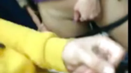 สาวใส่แว่นดูดนมผู้ชายขณะมีโฆษณาทางทีวี วีดีโอ เซ็ก