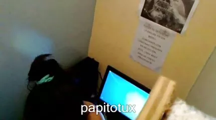 ภรรยานอกใจสามีของเธอในห้องครัวและเย็ดทางทวารหนักกับเพื่อน ดู วิดีโอ sex